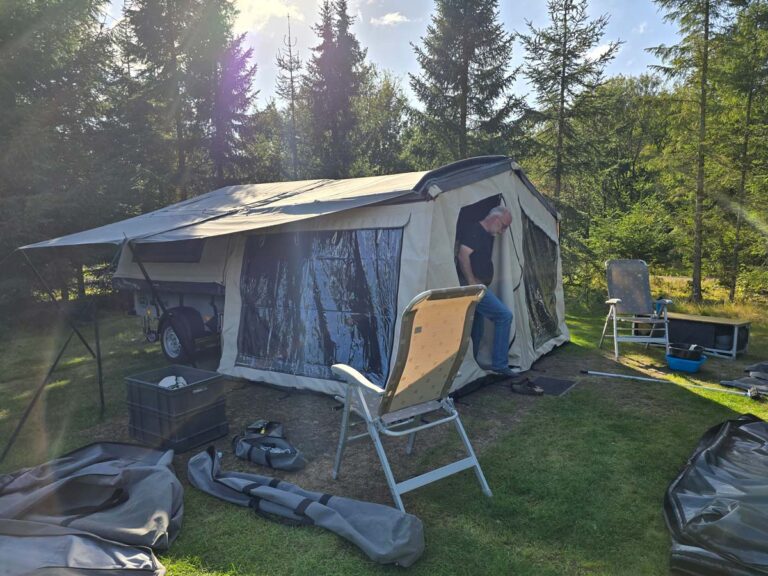 Aufbau eines Zeltanhängers